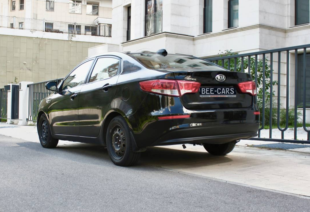 Аренда kia rio эконом класса 2017 года в городе Москва Славянский бульвар от 2160 руб./сутки, передний привод, двигатель: бензин, объем 1.4 литра, каско (Мультидрайв), ОСАГО (Мультидрайв), без водителя, недорого, вид 3 - RentRide