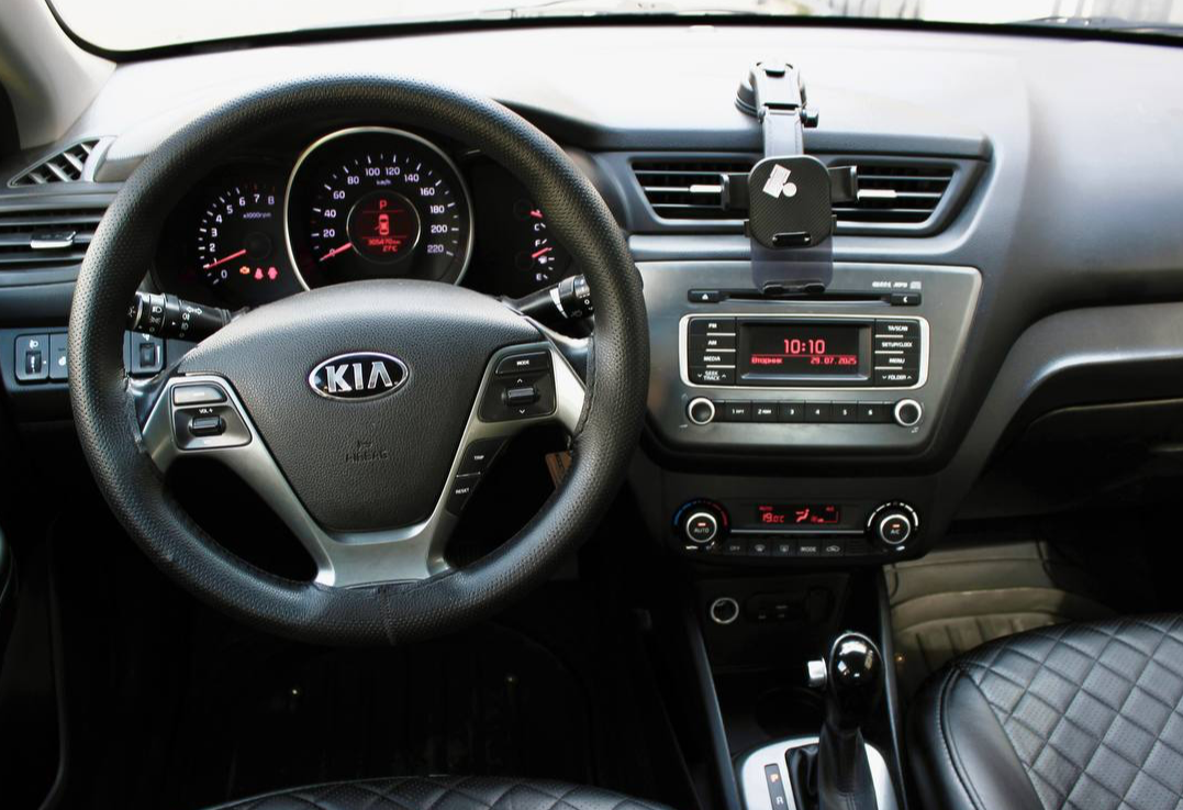 Аренда kia rio эконом класса 2017 года в городе Москва Славянский бульвар от 2160 руб./сутки, передний привод, двигатель: бензин, объем 1.4 литра, каско (Мультидрайв), ОСАГО (Мультидрайв), без водителя, недорого, вид 4 - RentRide