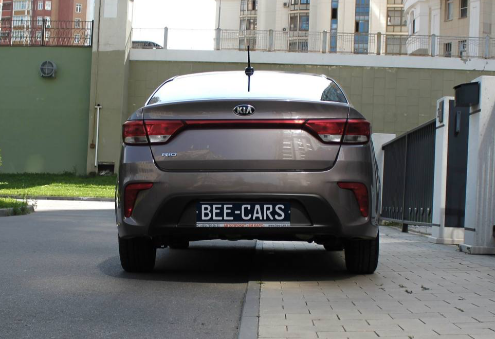 Аренда kia rio эконом класса 2019 года в городе Москва Славянский бульвар от 2400 руб./сутки, передний привод, двигатель: бензин, объем 1.6 литров, каско (Мультидрайв), ОСАГО (Мультидрайв), без водителя, недорого, вид 7 - RentRide