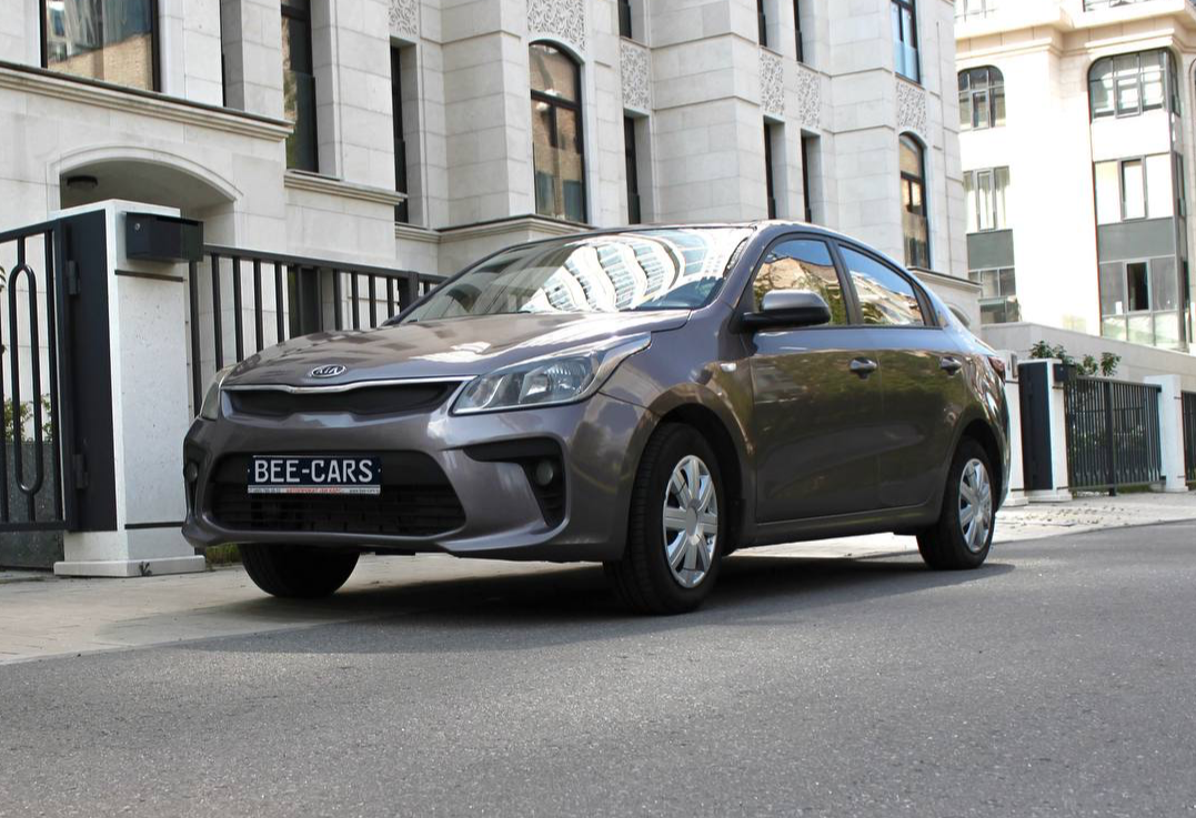 Аренда kia rio эконом класса 2019 года в городе Москва Славянский бульвар от 2400 руб./сутки, передний привод, двигатель: бензин, объем 1.6 литров, каско (Мультидрайв), ОСАГО (Мультидрайв), без водителя, недорого - RentRide