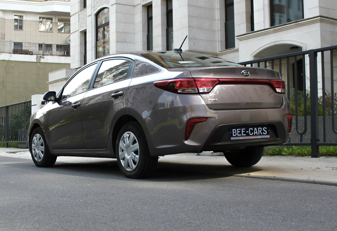 Аренда kia rio эконом класса 2019 года в городе Москва Славянский бульвар от 2400 руб./сутки, передний привод, двигатель: бензин, объем 1.6 литров, каско (Мультидрайв), ОСАГО (Мультидрайв), без водителя, недорого, вид 3 - RentRide