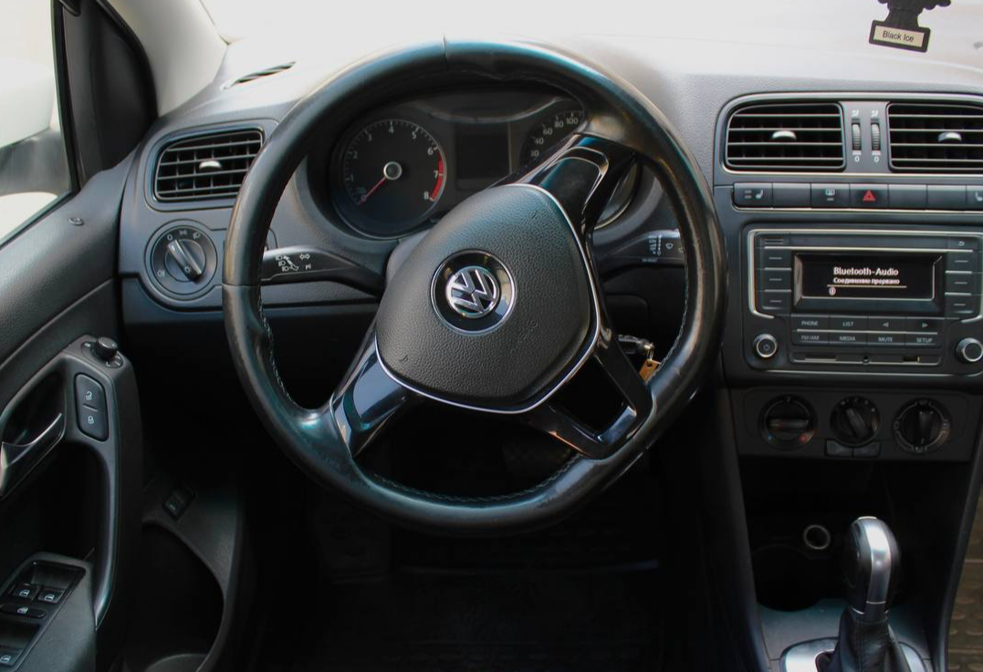 Аренда volkswagen polo эконом класса 2019 года в городе Москва Славянский бульвар от 2640 руб./сутки, передний привод, двигатель: бензин, объем 1.6 литров, каско (Мультидрайв), ОСАГО (Мультидрайв), без водителя, недорого, вид 4 - RentRide