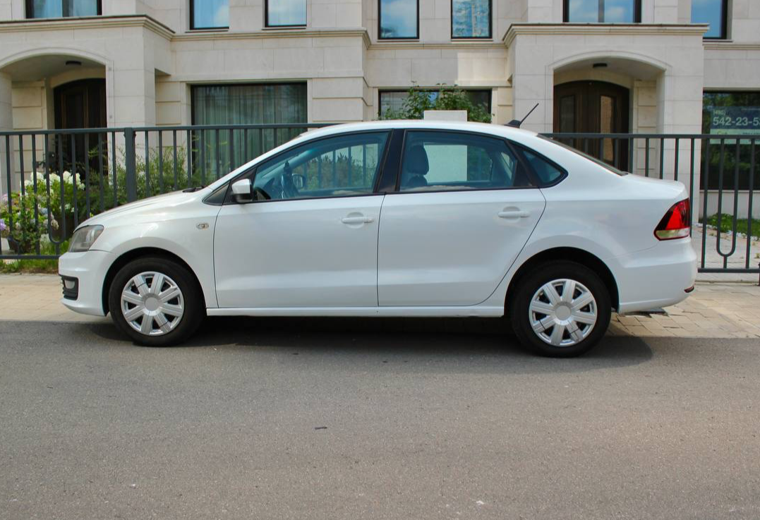 Аренда volkswagen polo эконом класса 2019 года в городе Москва Славянский бульвар от 2640 руб./сутки, передний привод, двигатель: бензин, объем 1.6 литров, каско (Мультидрайв), ОСАГО (Мультидрайв), без водителя, недорого, вид 2 - RentRide