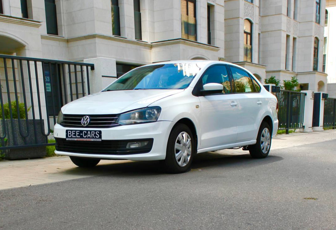Аренда volkswagen polo эконом класса 2019 года в городе Москва Славянский бульвар от 2640 руб./сутки, передний привод, двигатель: бензин, объем 1.6 литров, каско (Мультидрайв), ОСАГО (Мультидрайв), без водителя, недорого - RentRide