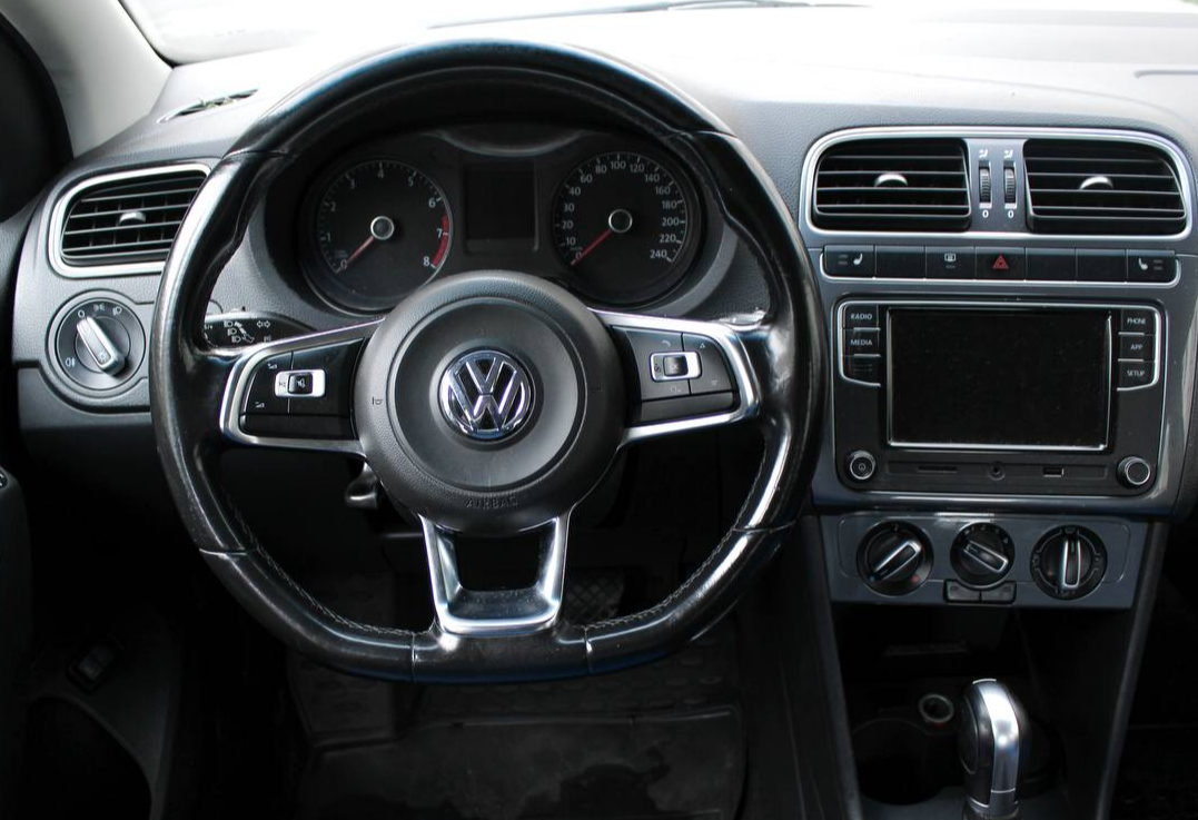 Аренда volkswagen polo эконом класса 2019 года в городе Москва Славянский бульвар от 2640 руб./сутки, передний привод, каско (Мультидрайв), ОСАГО (Мультидрайв), без водителя, недорого, вид 3 - RentRide