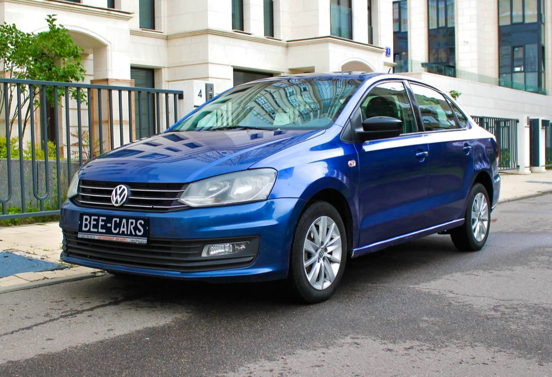 Аренда volkswagen polo эконом класса 2019 года в городе Москва Славянский бульвар от 2400 руб./сутки, передний привод, двигатель: бензин, объем 1.6 литров, каско (Мультидрайв), ОСАГО (Мультидрайв), без водителя, недорого - RentRide