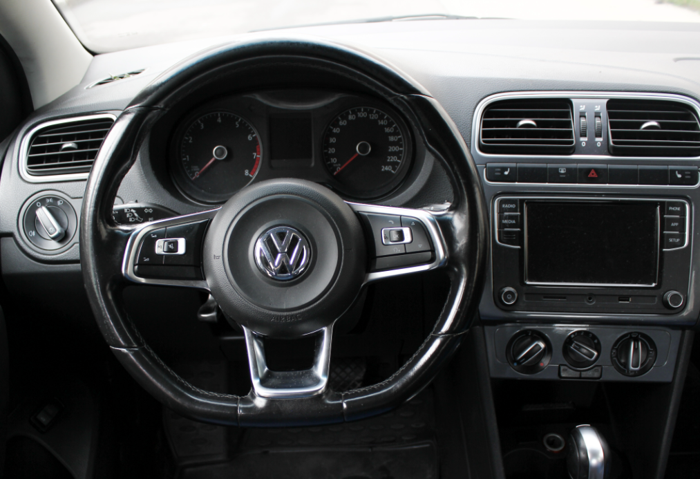 Аренда volkswagen polo эконом класса 2019 года в городе Москва Славянский бульвар от 2400 руб./сутки, передний привод, двигатель: бензин, объем 1.6 литров, каско (Мультидрайв), ОСАГО (Мультидрайв), без водителя, недорого, вид 3 - RentRide
