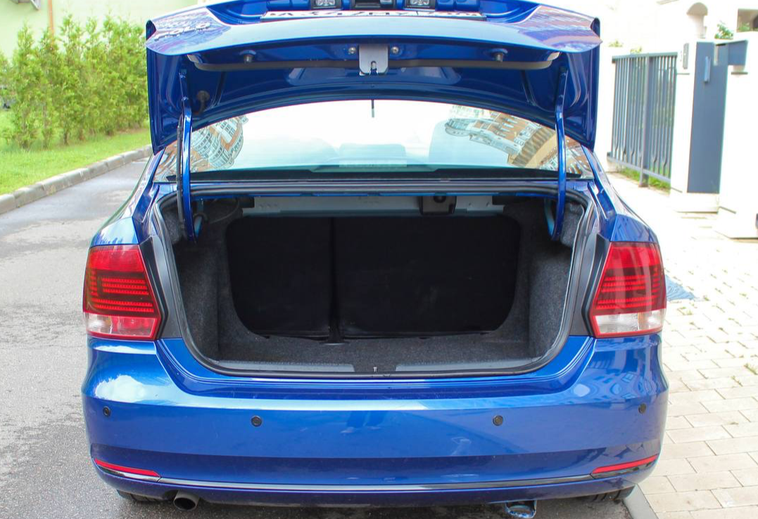 Аренда volkswagen polo эконом класса 2019 года в городе Москва Славянский бульвар от 2400 руб./сутки, передний привод, двигатель: бензин, объем 1.6 литров, каско (Мультидрайв), ОСАГО (Мультидрайв), без водителя, недорого, вид 8 - RentRide
