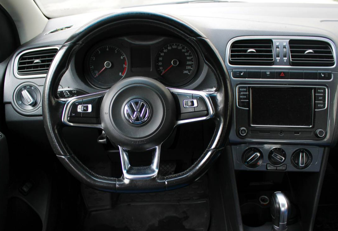 Аренда volkswagen polo эконом класса 2019 года в городе Москва Славянский бульвар от 2400 руб./сутки, передний привод, двигатель: бензин, объем 1.6 литров, каско (Мультидрайв), ОСАГО (Мультидрайв), без водителя, недорого, вид 3 - RentRide