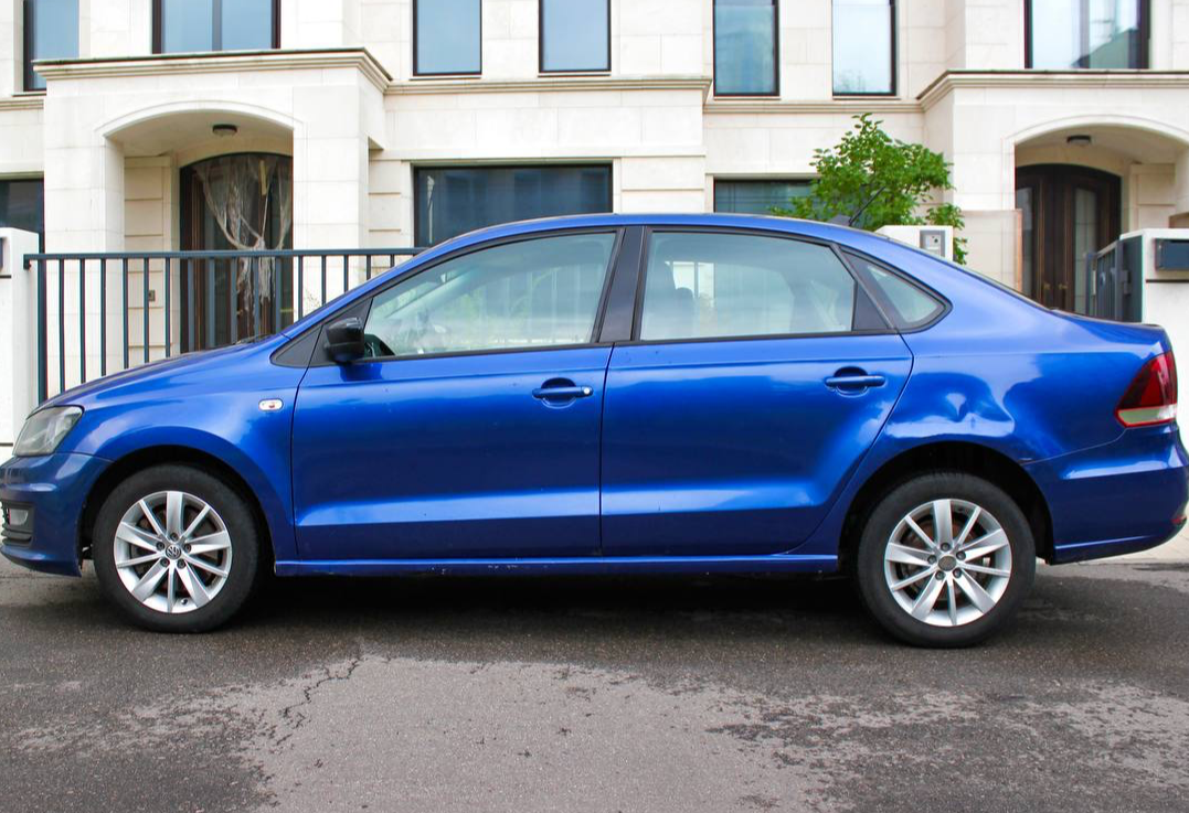 Аренда volkswagen polo эконом класса 2019 года в городе Москва Славянский бульвар от 2400 руб./сутки, передний привод, двигатель: бензин, объем 1.6 литров, каско (Мультидрайв), ОСАГО (Мультидрайв), без водителя, недорого, вид 2 - RentRide