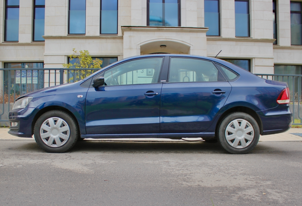 Аренда volkswagen polo эконом класса 2017 года в городе Москва Славянский бульвар от 2500 руб./сутки, передний привод, двигатель: бензин, объем 1.6 литров, каско (Мультидрайв), ОСАГО (Мультидрайв), без водителя, недорого, вид 2 - RentRide