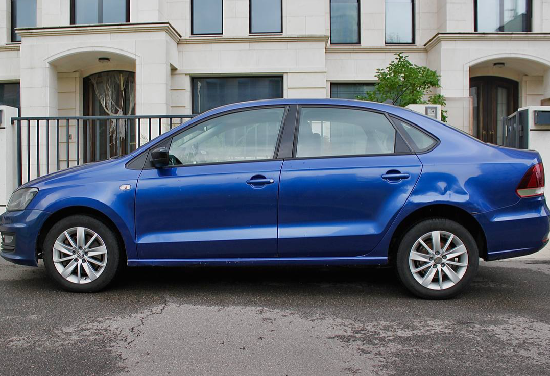 Аренда volkswagen polo эконом класса 2017 года в городе Москва Славянский бульвар от 2400 руб./сутки, передний привод, двигатель: бензин, объем 1.6 литров, каско (Мультидрайв), ОСАГО (Мультидрайв), без водителя, недорого, вид 2 - RentRide