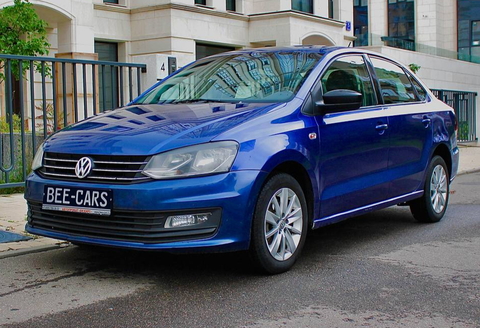 Аренда volkswagen polo эконом класса 2017 года в городе Москва Славянский бульвар от 2400 руб./сутки, передний привод, двигатель: бензин, объем 1.6 литров, каско (Мультидрайв), ОСАГО (Мультидрайв), без водителя, недорого - RentRide