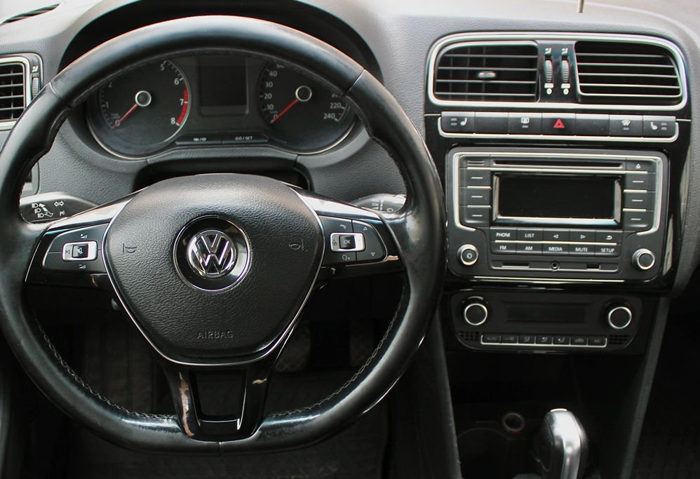 Аренда volkswagen polo эконом класса 2017 года в городе Москва Славянский бульвар от 2500 руб./сутки, передний привод, двигатель: бензин, объем 1.6 литров, каско (Мультидрайв), ОСАГО (Мультидрайв), без водителя, недорого, вид 3 - RentRide