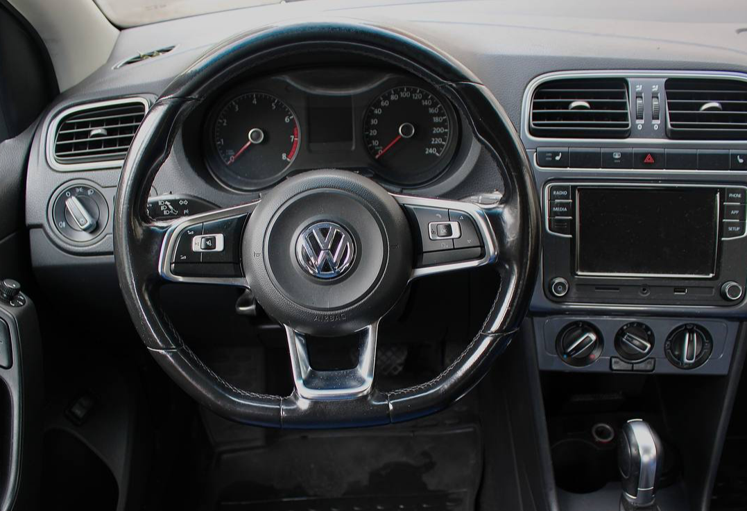 Аренда volkswagen polo эконом класса 2017 года в городе Москва Славянский бульвар от 2400 руб./сутки, передний привод, двигатель: бензин, объем 1.6 литров, каско (Мультидрайв), ОСАГО (Мультидрайв), без водителя, недорого, вид 3 - RentRide