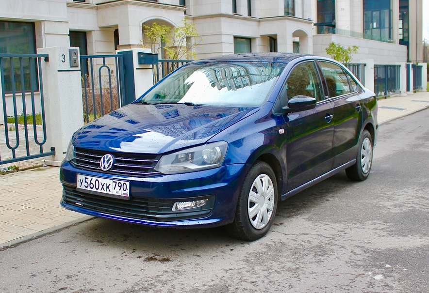 Аренда volkswagen polo эконом класса 2017 года в городе Москва Славянский бульвар от 2500 руб./сутки, передний привод, двигатель: бензин, объем 1.6 литров, каско (Мультидрайв), ОСАГО (Мультидрайв), без водителя, недорого - RentRide