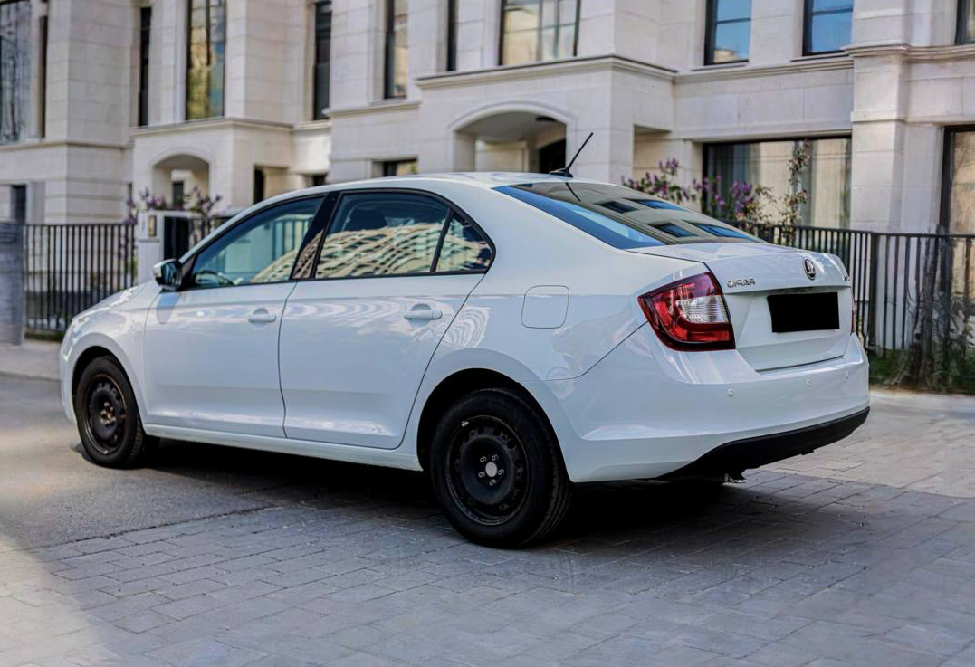 Аренда skoda rapid эконом класса 2019 года в городе Москва Славянский бульвар от 3040 руб./сутки, передний привод, двигатель: бензин, объем 1.6 литров, каско (Мультидрайв), ОСАГО (Мультидрайв), без водителя, недорого, вид 2 - RentRide