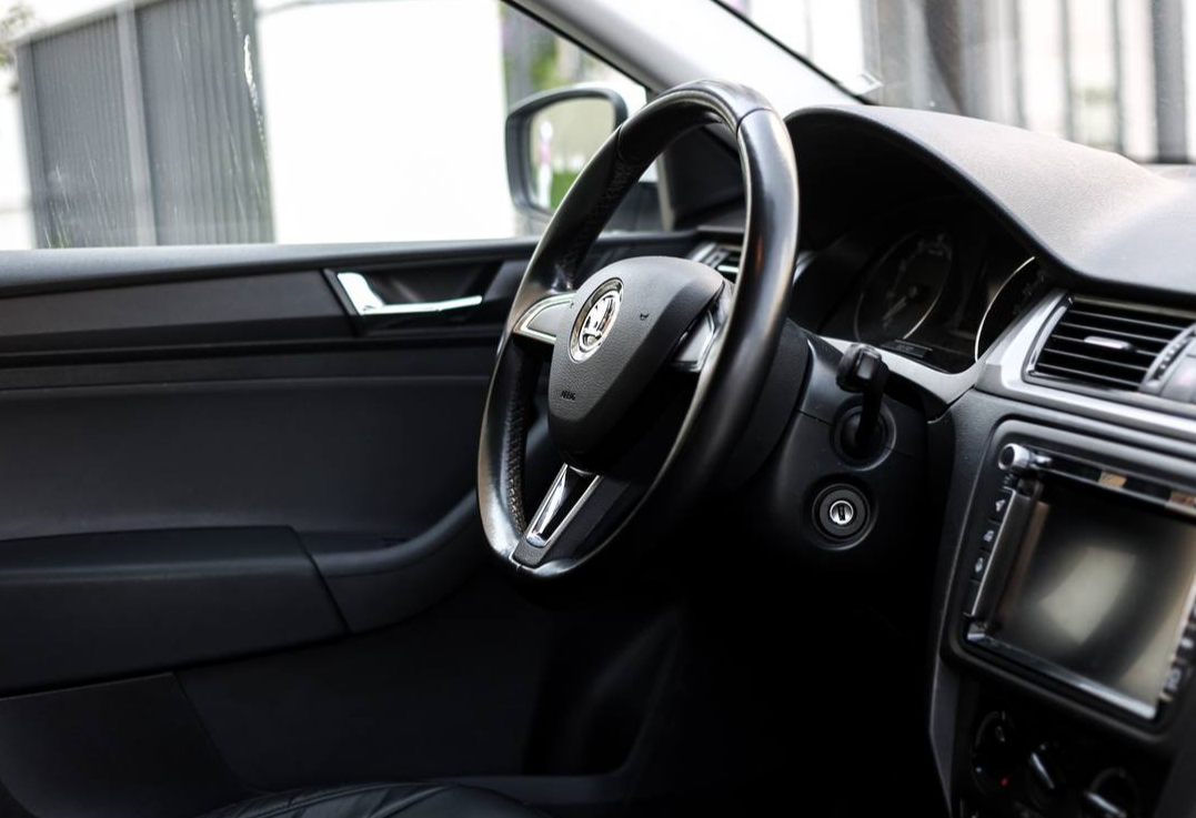 Аренда skoda rapid эконом класса 2019 года в городе Москва Славянский бульвар от 3040 руб./сутки, передний привод, двигатель: бензин, объем 1.6 литров, каско (Мультидрайв), ОСАГО (Мультидрайв), без водителя, недорого, вид 3 - RentRide