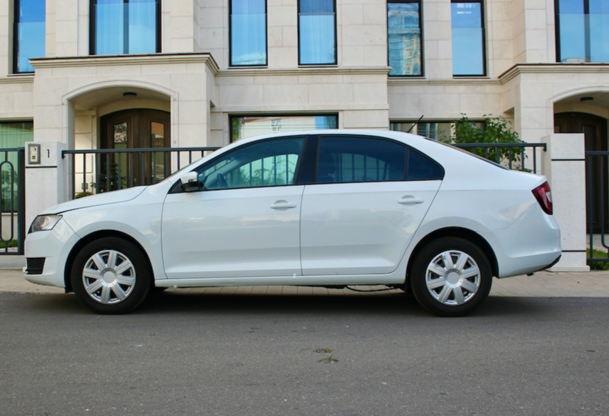 Аренда skoda rapid эконом класса 2019 года в городе Москва Славянский бульвар от 2560 руб./сутки, передний привод, двигатель: бензин, объем 1.6 литров, каско (Мультидрайв), ОСАГО (Мультидрайв), без водителя, недорого, вид 2 - RentRide