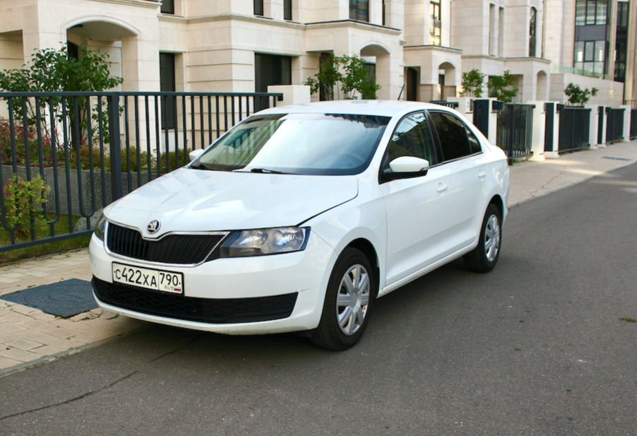 Аренда skoda rapid эконом класса 2019 года в городе Москва Славянский бульвар от 2560 руб./сутки, передний привод, двигатель: бензин, объем 1.6 литров, каско (Мультидрайв), ОСАГО (Мультидрайв), без водителя, недорого - RentRide