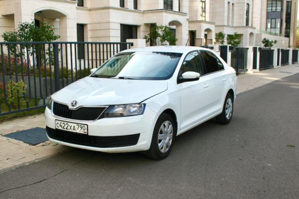 Прокат авто skoda rapid эконом класса 2019 года в городе Москва Славянский бульвар от 2560 руб./сутки, передний привод, двигатель: бензин, объем 1.6 литров, каско (Мультидрайв), ОСАГО (Мультидрайв), без водителя, недорого - RentRide