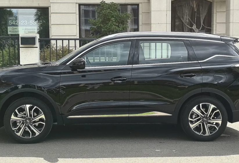 Аренда chery tiggo-7l комфорт класса 2024 года в городе Москва Славянский бульвар от 5200 руб./сутки, полный привод, каско (Мультидрайв), ОСАГО (Мультидрайв), без водителя, недорого, вид 2 - RentRide