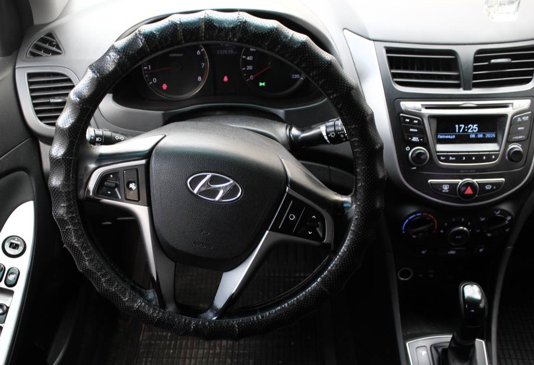 Аренда hyundai solaris эконом класса 2018 года в городе Москва Славянский бульвар от 2640 руб./сутки, передний привод, двигатель: бензин, объем 1.6 литров, каско (Мультидрайв), ОСАГО (Мультидрайв), без водителя, недорого, вид 4 - RentRide