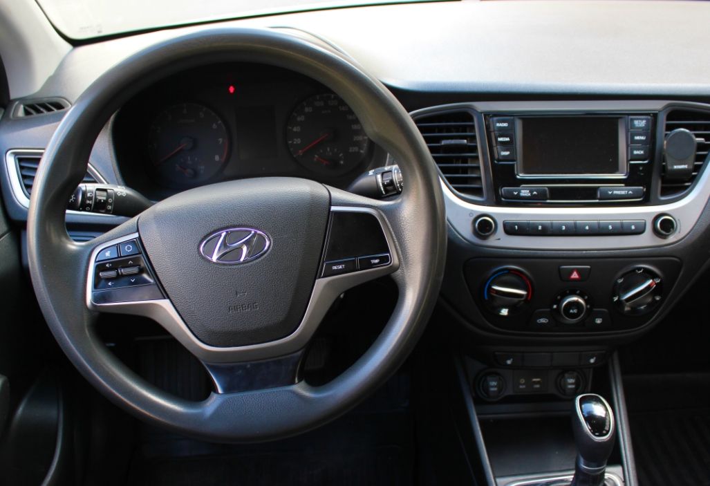 Аренда hyundai solaris 2018 года в городе Москва Славянский бульвар от 2160 руб./сутки, передний привод, двигатель: бензин, объем 1.6 литров, каско (Мультидрайв), ОСАГО (Мультидрайв), без водителя, недорого, вид 3 - RentRide