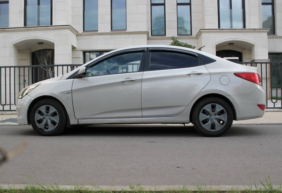 Аренда hyundai solaris эконом класса 2018 года в городе Москва Славянский бульвар от 2640 руб./сутки, передний привод, двигатель: бензин, объем 1.6 литров, каско (Мультидрайв), ОСАГО (Мультидрайв), без водителя, недорого, вид 2 - RentRide