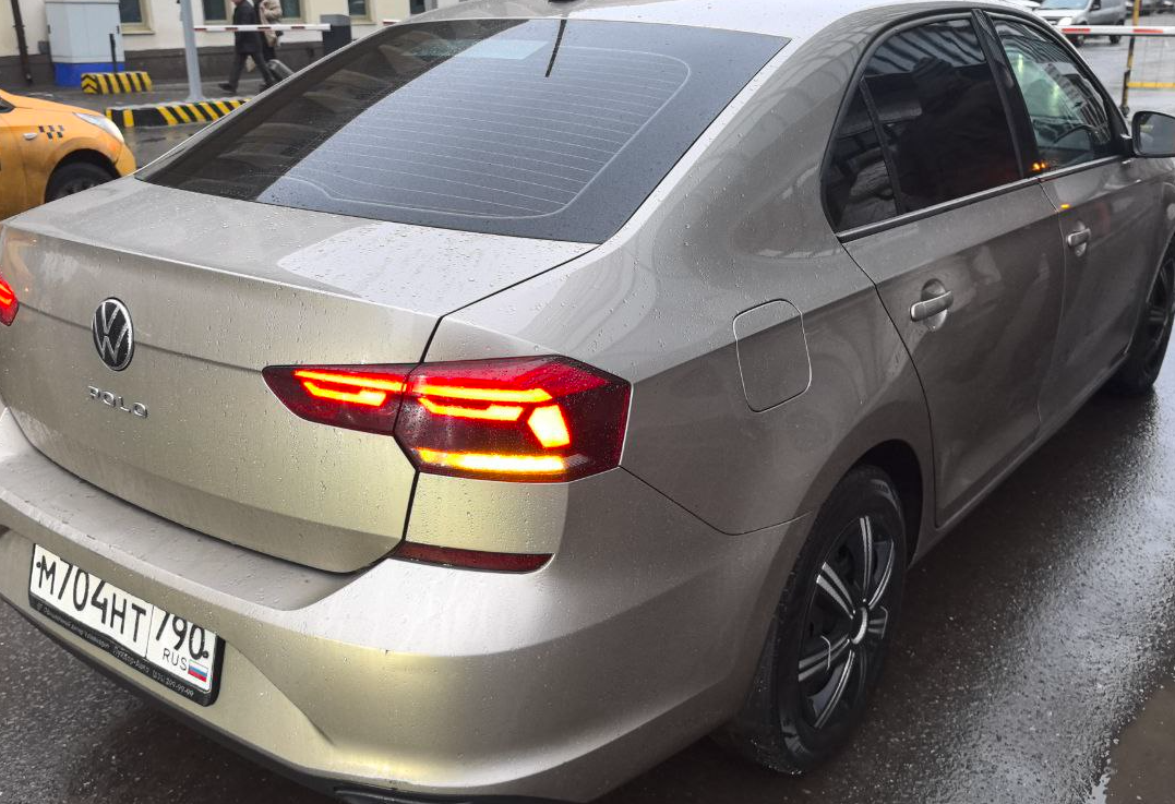 Аренда volkswagen polo эконом класса 2021 года в городе Москва Славянский бульвар от 2900 руб./сутки, передний привод, двигатель: бензин, объем 1.6 литров, каско (Мультидрайв), ОСАГО (Мультидрайв), без водителя, недорого, вид 3 - RentRide