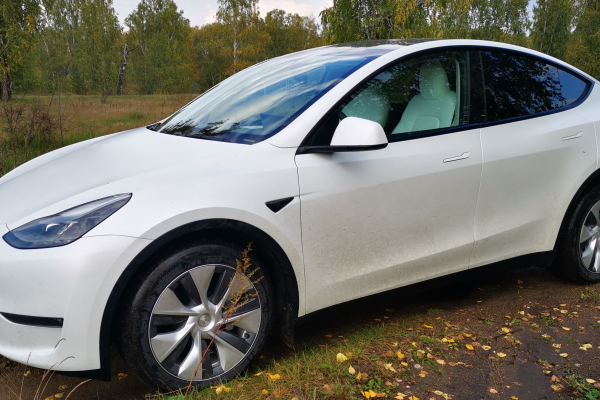 Прокат авто tesla y премиум класса 2023 года в городе Москва Павелецкая от 9600 руб./сутки, полный привод, ОСАГО (Впишу в полис), без водителя, недорого - RentRide