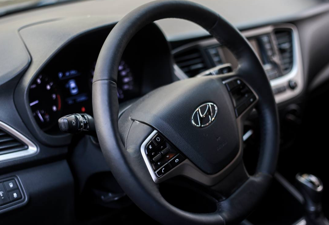 Аренда hyundai solaris эконом класса 2018 года в городе Москва Славянский бульвар от 2800 руб./сутки, передний привод, двигатель: бензин, объем 1.6 литров, каско (Мультидрайв), ОСАГО (Мультидрайв), без водителя, недорого, вид 2 - RentRide