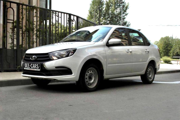 Прокат авто lada granta эконом класса 2024 года в городе Москва Славянский бульвар от 2000 руб./сутки, передний привод, каско (Мультидрайв), ОСАГО (Мультидрайв), без водителя, недорого - RentRide