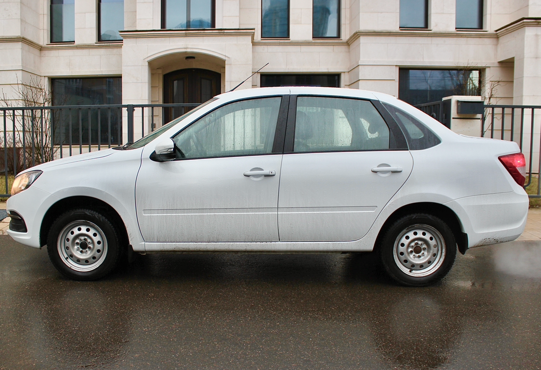 Аренда lada granta эконом класса 2024 года в городе Москва Славянский бульвар от 1900 руб./сутки, передний привод, каско (Мультидрайв), ОСАГО (Мультидрайв), без водителя, недорого, вид 2 - RentRide