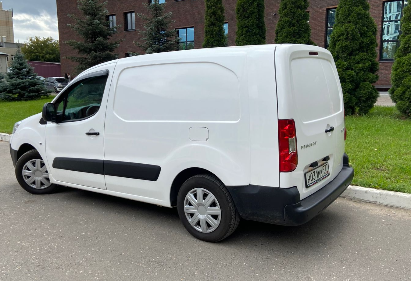 Аренда peugeot partner эконом класса 2011 года в городе Москва Новохохловская от 2320 руб./сутки, передний привод, двигатель: дизель, объем 1.6 литров, ОСАГО (Мультидрайв), без водителя, недорого, вид 4 - RentRide