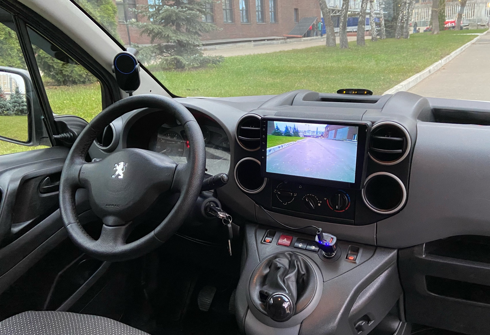 Аренда peugeot partner эконом класса 2011 года в городе Москва Новохохловская от 2120 руб./сутки, передний привод, двигатель: дизель, объем 1.6 литров, ОСАГО (Мультидрайв), без водителя, недорого, вид 12 - RentRide