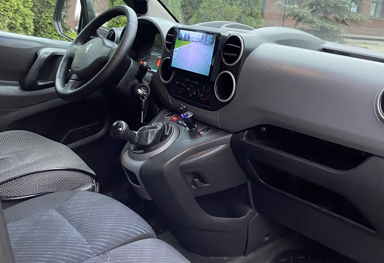 Аренда peugeot partner эконом класса 2011 года в городе Москва Новохохловская от 2120 руб./сутки, передний привод, двигатель: дизель, объем 1.6 литров, ОСАГО (Мультидрайв), без водителя, недорого, вид 11 - RentRide