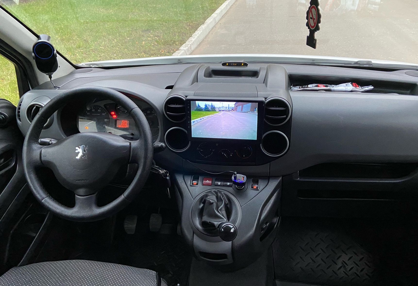 Аренда peugeot partner эконом класса 2011 года в городе Москва Новохохловская от 2120 руб./сутки, передний привод, двигатель: дизель, объем 1.6 литров, ОСАГО (Мультидрайв), без водителя, недорого, вид 10 - RentRide