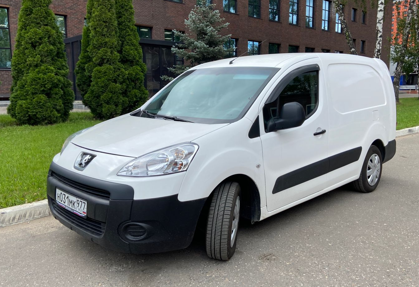 Аренда peugeot partner эконом класса 2011 года в городе Москва Новохохловская от 2320 руб./сутки, передний привод, двигатель: дизель, объем 1.6 литров, ОСАГО (Мультидрайв), без водителя, недорого - RentRide