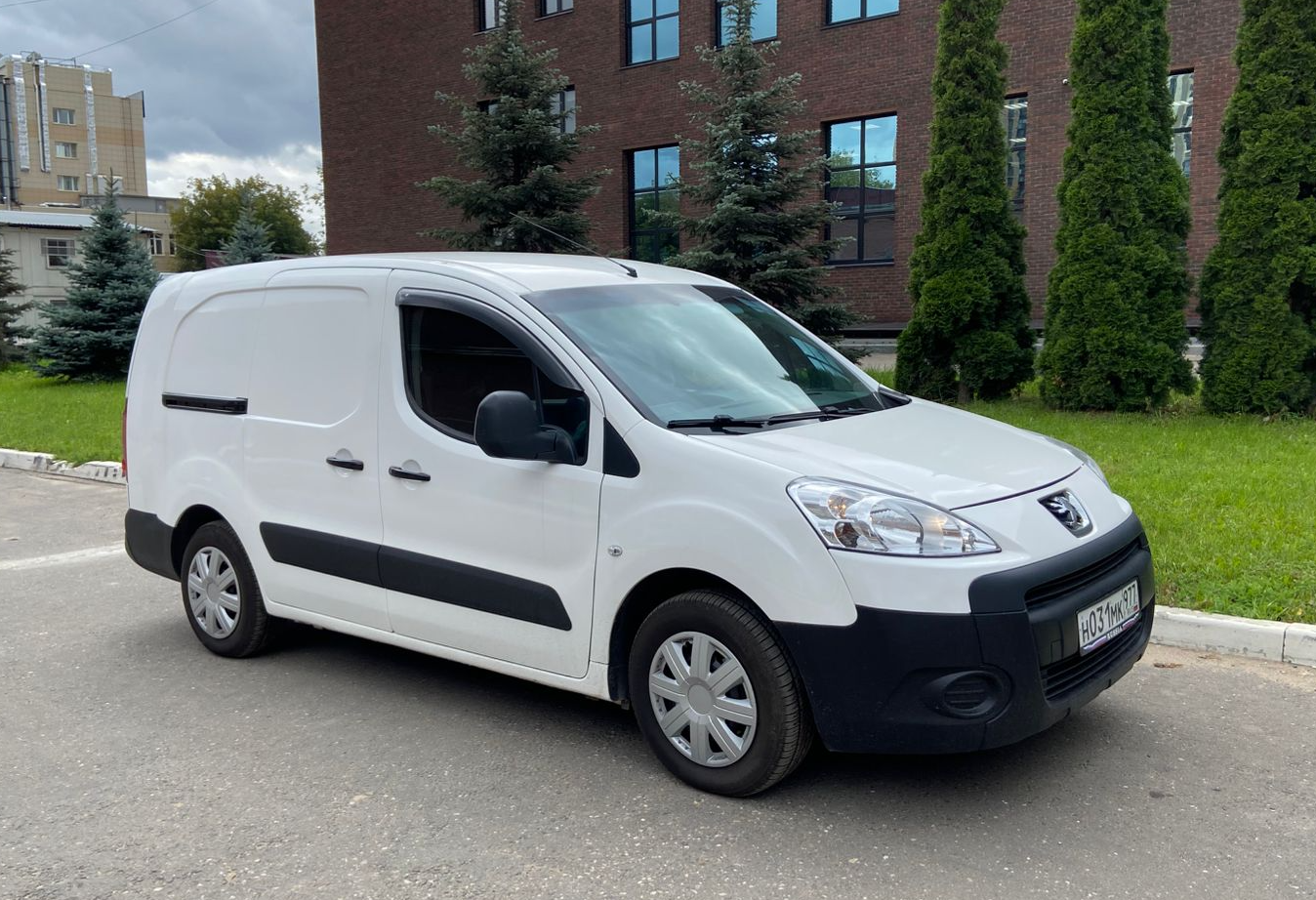 Аренда peugeot partner эконом класса 2011 года в городе Москва Новохохловская от 2320 руб./сутки, передний привод, двигатель: дизель, объем 1.6 литров, ОСАГО (Мультидрайв), без водителя, недорого, вид 2 - RentRide