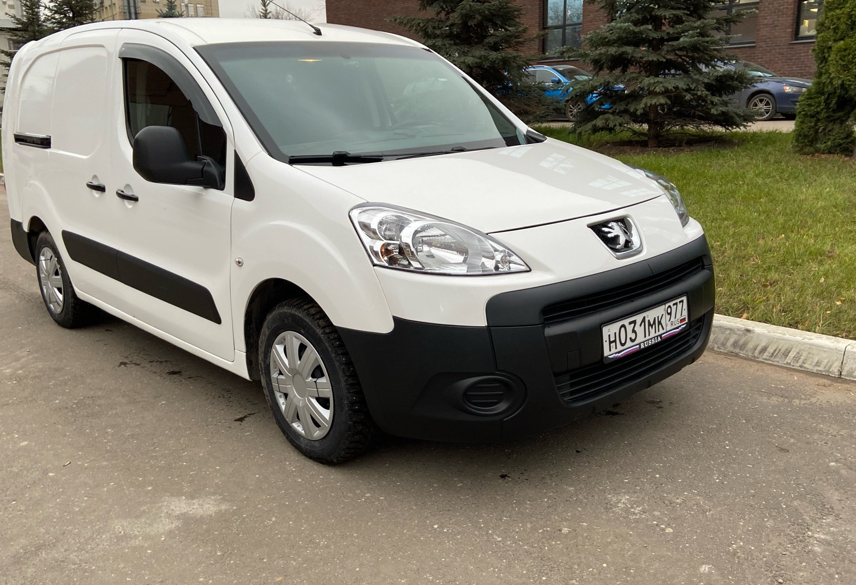 Аренда peugeot partner эконом класса 2011 года в городе Москва Новохохловская от 2120 руб./сутки, передний привод, двигатель: дизель, объем 1.6 литров, ОСАГО (Мультидрайв), без водителя, недорого, вид 9 - RentRide