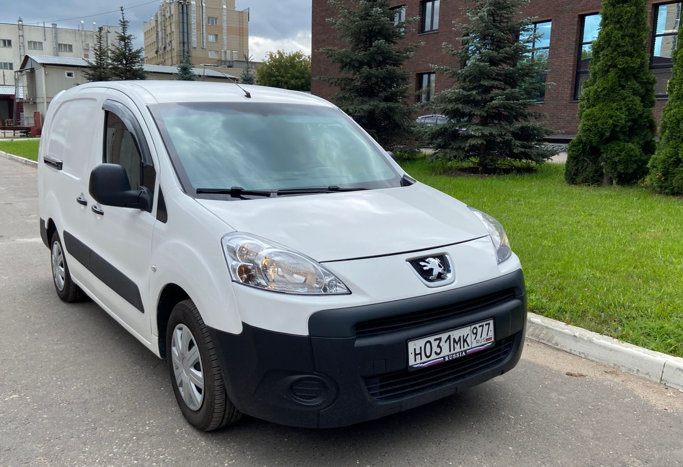 Аренда peugeot partner эконом класса 2011 года в городе Москва Новохохловская от 2320 руб./сутки, передний привод, двигатель: дизель, объем 1.6 литров, ОСАГО (Мультидрайв), без водителя, недорого, вид 5 - RentRide