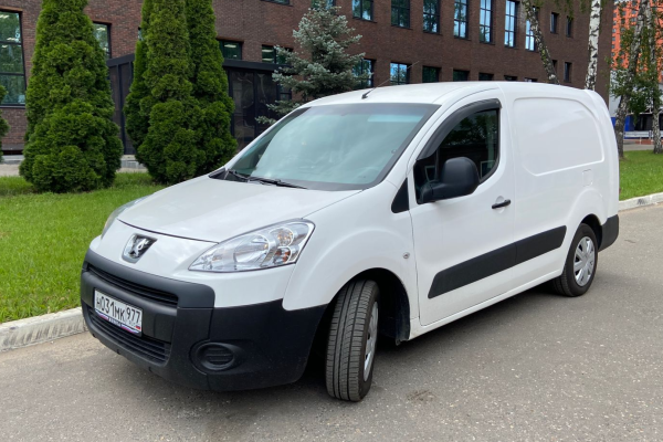 Прокат авто peugeot partner эконом класса 2011 года в городе Москва Новохохловская от 2320 руб./сутки, передний привод, двигатель: дизель, объем 1.6 литров, ОСАГО (Мультидрайв), без водителя, недорого - RentRide