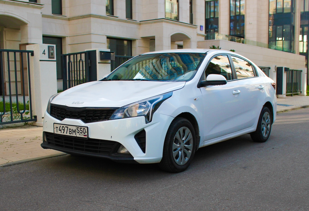 Аренда kia rio эконом класса 2021 года в городе Москва Славянский бульвар от 2700 руб./сутки, передний привод, двигатель: бензин, объем 1.4 литра, каско (Мультидрайв), ОСАГО (Мультидрайв), без водителя, недорого - RentRide