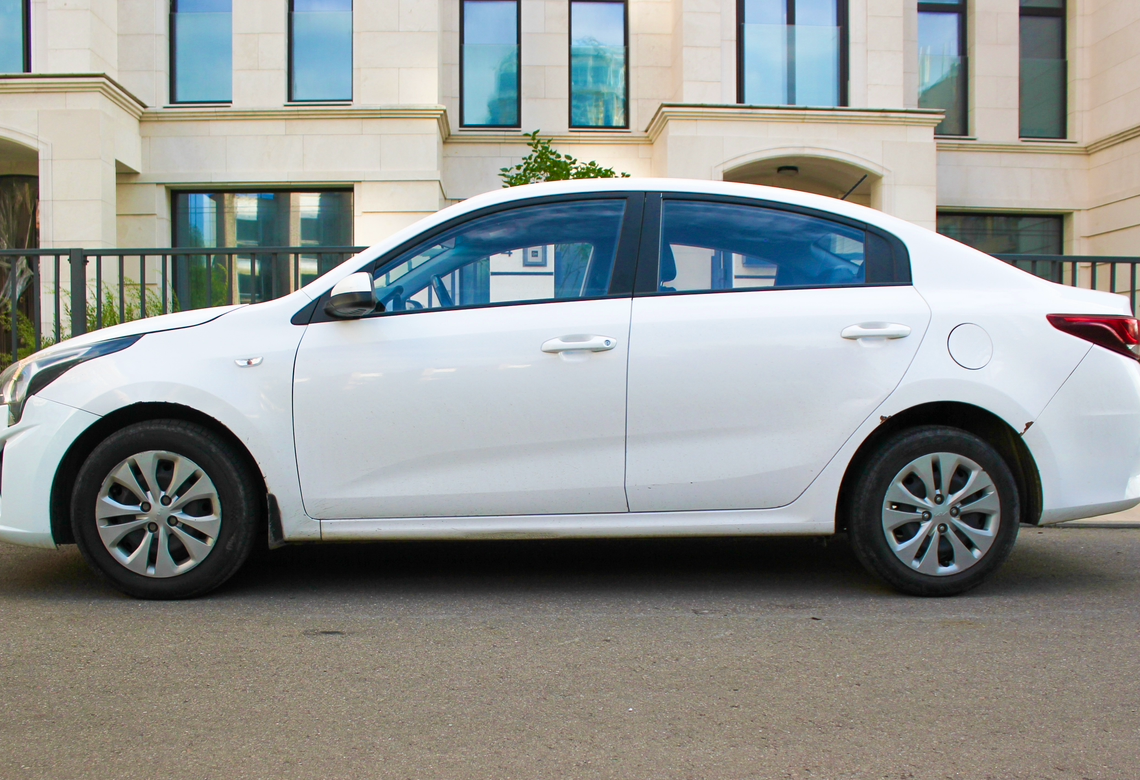 Аренда kia rio эконом класса 2021 года в городе Москва Славянский бульвар от 2700 руб./сутки, передний привод, двигатель: бензин, объем 1.4 литра, каско (Мультидрайв), ОСАГО (Мультидрайв), без водителя, недорого, вид 2 - RentRide