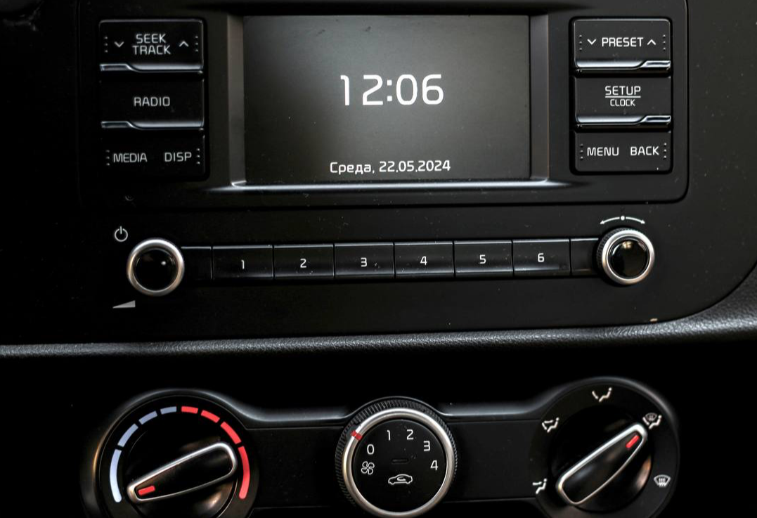 Аренда kia rio эконом класса 2021 года в городе Москва Славянский бульвар от 2800 руб./сутки, передний привод, двигатель: бензин, объем 1.4 литра, каско (Мультидрайв), ОСАГО (Мультидрайв), без водителя, недорого, вид 3 - RentRide