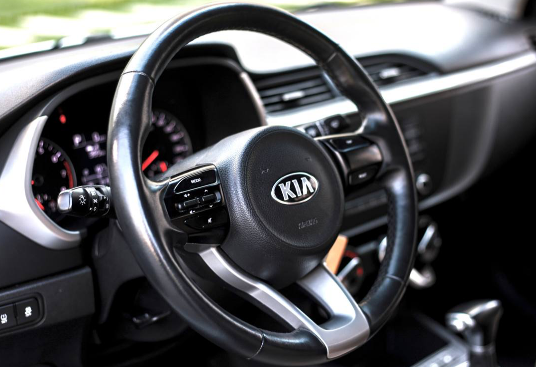 Аренда kia rio эконом класса 2021 года в городе Москва Славянский бульвар от 2800 руб./сутки, передний привод, двигатель: бензин, объем 1.4 литра, каско (Мультидрайв), ОСАГО (Мультидрайв), без водителя, недорого, вид 2 - RentRide