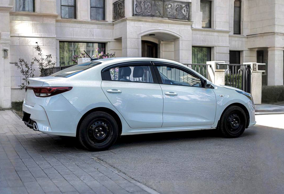 Аренда kia rio эконом класса 2021 года в городе Москва Славянский бульвар от 2800 руб./сутки, передний привод, двигатель: бензин, объем 1.4 литра, каско (Мультидрайв), ОСАГО (Мультидрайв), без водителя, недорого, вид 6 - RentRide