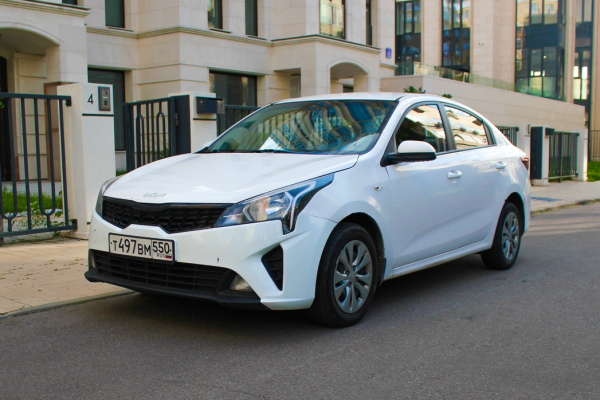 Прокат авто kia rio эконом класса 2021 года в городе Москва Славянский бульвар от 2700 руб./сутки, передний привод, двигатель: бензин, объем 1.4 литра, каско (Мультидрайв), ОСАГО (Мультидрайв), без водителя, недорого - RentRide