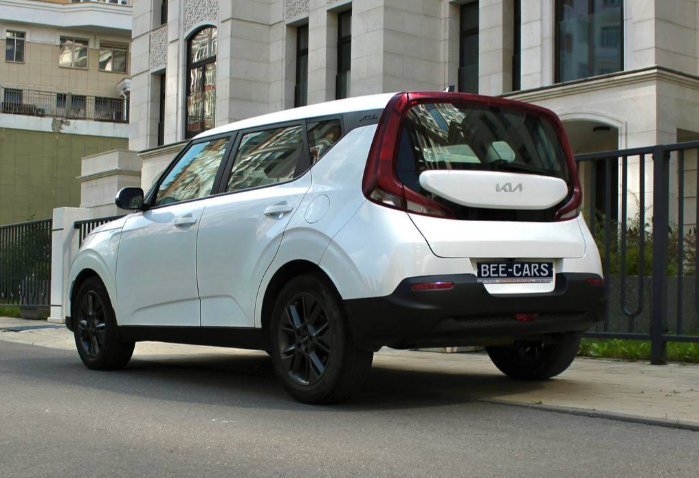 Аренда kia soul эконом класса 2021 года в городе Москва Славянский бульвар от 3300 руб./сутки, передний привод, двигатель: бензин, объем 1.6 литров, каско (Мультидрайв), ОСАГО (Мультидрайв), без водителя, недорого, вид 6 - RentRide
